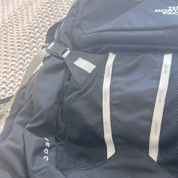 North Face Recon Women’s Backpack Black and Mint - Picture 4 of 7